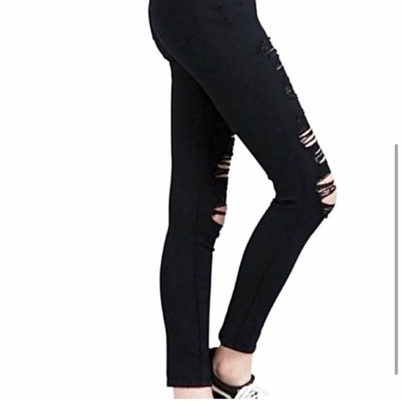 ♥️HOST PICK♥️- Levi's 711 Black
Distressed Skinny Jean - Picture 2 of 8